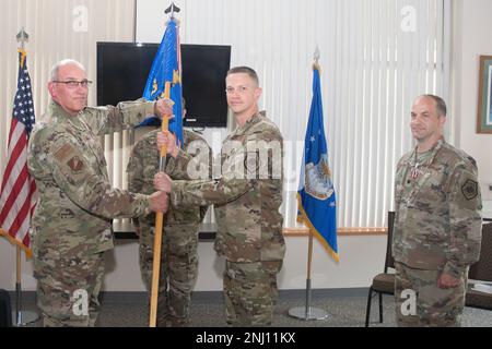 LT. Oberst Steven Eldien erhält den Guidon von Oberst William Miller während der Zeremonie zur Befehlsänderung der 131. Truppe am 4. August 2022 in Knob Noster, Mo. Eldien übernahm Leutnant Timothy Sullivan nach seinem Ruhestand. Stockfoto