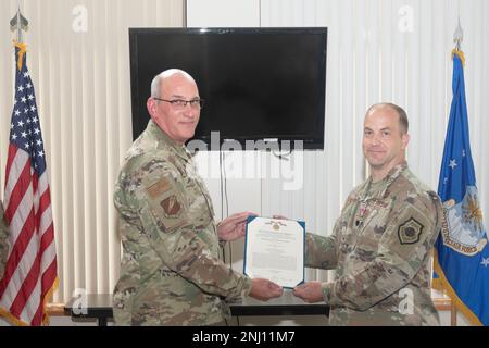 131. Oberstleutnant Timothy Sullivan erhält während der Zeremonie zum Kommandowechsel der Einheit am 4. August 2022 in Knob Noster die Medaille für den Meritorischen Dienst von Oberst William Miller. Oberstleutnant Steven Eldien übernahm das Kommando nach dem Ausscheiden Sullivans. Stockfoto