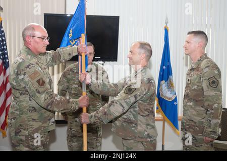 LT. Oberst Timothy Sullivan, zweite Rechte, übergibt den Guidon an Oberst William Miller während der Zeremonie zur Befehlsänderung der 131. Truppe am 4. August 2022 in Knob Noster, Mo. Oberstleutnant Steven Eldien, rechts, übernahm das Kommando nach Sullivans Pensionierung. Stockfoto