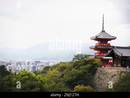 Kyoto, Japan - September 2017: Pagode des buddhistischen Kiyomizu-Dera-Tempels Stockfoto