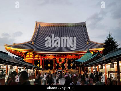 Tokio, Japan - September 2017: Das Tor zum Sensoji-Tempel oder Asakusa Kannon-Tempel im Sommer in der Abenddämmerung Stockfoto