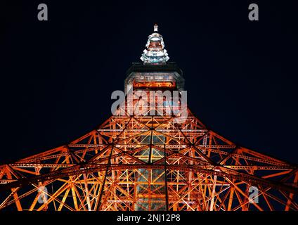 Tokio, Japan - September 2017: Die Lichter des Tokio Tower Japan in der Nacht auf dunklem Hintergrund Stockfoto