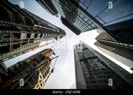 22. Februar 2023, Hessen, Frankfurt/Main: Durch den Neubau des Viererprojekts (l) in der Innenstadt bietet der Blick nach oben in die Frankfurter Hochhausschluchten neue Perspektiven. An diesem Standort werden derzeit vier Türme mit einer Höhe von bis zu 233 Metern errichtet. Die Hauptniederlassung der Commerzbank ist im Hintergrund auf der rechten Seite zu sehen. Foto: Frank Rumpenhorst/dpa Stockfoto