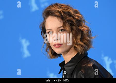 Berlin, Deutschland. 22. Februar 2023. Paula Beer, Schauspielerin, kommt zum Fotoaufruf des Films „Red Sky“, der im Wettbewerb der Berlinale steht. Das Internationale Filmfestival 73. findet vom 16. Bis 26. Februar 2023 in Berlin statt. Kredit: Jens Kalaene/dpa/Alamy Live News Stockfoto