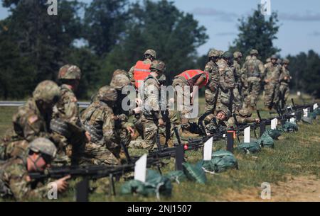 USA Soldaten des 115. Signalbataillons, Alabama Nationalgarde, stellen ihre M249. Einheit mit automatischen Waffen auf Camp Grayling, Michigan, 4. August 2022. Das Signal-Bataillon aus Florenz, Alabama, führt seine jährliche Ausbildung am Northern Strike 22-2 durch. Dieses Jahr kommen 7.400 Menschen aus 19 Staaten und 4 Koalitionsländern nach Nord-Michigan. Stockfoto