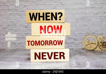 Holzblöcke mit den Worten „nicht bis morgen warten“ Stockfoto