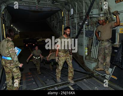 Flugzeuge der 379. Expeditionary Air Evacuation Squadron transportieren Patienten an Bord eines MC-130J Commando II während einer Übung am 4. August 2022 auf der Al Udeid Airbase, Katar. Verstaute Verletzte werden von den Flugschwestern umgehend medizinisch versorgt. Stockfoto