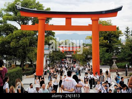 Kyoto, Japan - September 2017: Fushimi Inari-Schrein oder Fushimi Inari Taisha, ein Shinto-Schrein. Ein japanisches Denkmal, berühmt für seine orangefarbenen Torii-Tore Stockfoto