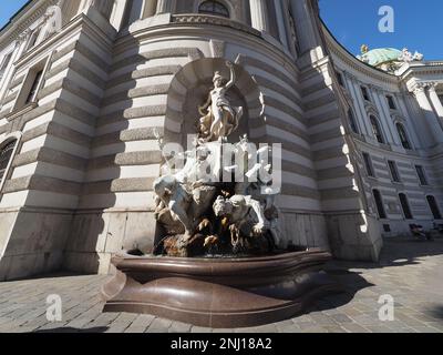 WIEN, ÖSTERREICH - CIRCA SEPTEMBER 2022: Die Macht zur Sehen Sie sich die Übersetzung des Wasserbrunnens von Bildhauer Rudolf Weyr um 1895 an Stockfoto