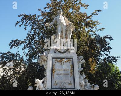 Mozart Denkmal Übersetzung Mozart-Denkmal im Burggarten von Architekt Karl Koenig und Bildhauer Viktor Tilgner um 1896 in Wien, Österreich Stockfoto