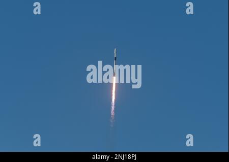 Eine Falcon 9-Rakete mit dem Korea Pathfinder Lunar Orbiter (KPLO) startet von der Raumstreitkräfte-Station Cape Canaveral, Florida, 4. August 2022. Mit diesem Start startete Südkoreas erste Weltraummission überhaupt. Stockfoto