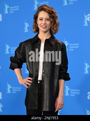 Berlin, Deutschland. 22. Februar 2023. Paula Beer, Schauspielerin, kommt zum Fotoaufruf des Films „Red Sky“, der im Wettbewerb der Berlinale steht. Das Internationale Filmfestival 73. findet vom 16. Bis 26. Februar 2023 in Berlin statt. Kredit: Jens Kalaene/dpa/Alamy Live News Stockfoto