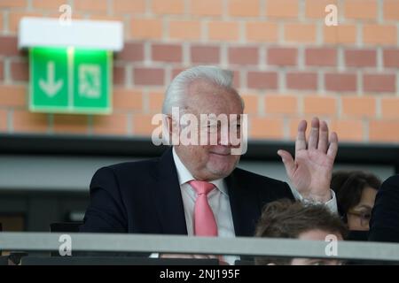 22. Februar 2023, Schleswig-Holstein, Kiel: Wolfgang Kubicki (FDP), Vizepräsident des Deutschen Bundestages, wird zu Beginn der Landeshaustagung auf der Besuchertribüne begrüßt. Foto: Marcus Brandt/dpa Stockfoto