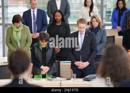 22. Februar 2023, Schleswig-Holstein, Kiel: Parlamentsmitglieder und Daniel Günther (Front r, CDU), Ministerpräsident von Schleswig-Holstein, würdigen die Opfer des Erdbebens in der Türkei und Syrien zu Beginn der staatsparlamentarsitzung im Landeshaus. Foto: Marcus Brandt/dpa Stockfoto