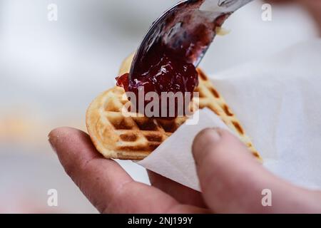 Bereiten Sie Waffeln oder Waffeln mit Marmelade, einem Gericht aus gesäuerter Butter oder Teig zu, das zwischen zwei Tellern gekocht wird, die gemustert sind, um einen Charakter zu verleihen Stockfoto