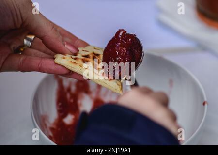 Bereiten Sie Waffeln oder Waffeln mit Marmelade, einem Gericht aus gesäuerter Butter oder Teig zu, das zwischen zwei Tellern gekocht wird, die gemustert sind, um einen Charakter zu verleihen Stockfoto