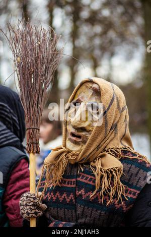 Traditionelle Masken und Kostüme in Litauen während Uzgavenes, einem litauischen Volksfest während des Karnevals, siebte Woche vor Ostern, vertikal Stockfoto