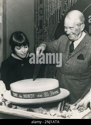 Maurice Chevalier (1888-1972), Cantante y actor de Cine francés junto a Mireille Mathieu (1946-), cantante occitana conocida como el ruiseñor de Avignon. Stockfoto