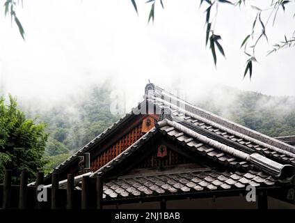 Kyoto, Japan - September 2017: Architektur des Tenryu-ji Tempels, Dachziegel an Regentagen, Kyoto, Arashiyama Stockfoto