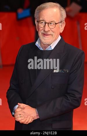 Berlin, Deutschland. 21. Februar 2023. Der amerikanische Regisseur Steven Spielberg geht am Dienstag, den 21. Februar 2023, als Empfänger des Goldenen Bären im Grand Hyatt Hotel auf dem roten Teppich des Berliner Filmfestivals 73. Foto: Rune Hellestad/ Kredit: UPI/Alamy Live News Stockfoto