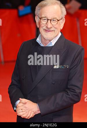 Berlin, Deutschland. 21. Februar 2023. Der amerikanische Regisseur Steven Spielberg geht am Dienstag, den 21. Februar 2023, als Empfänger des Goldenen Bären im Grand Hyatt Hotel auf dem roten Teppich des Berliner Filmfestivals 73. Foto: Rune Hellestad/ Kredit: UPI/Alamy Live News Stockfoto