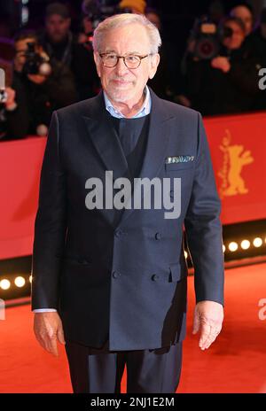 Berlin, Deutschland. 21. Februar 2023. Der amerikanische Regisseur Steven Spielberg geht am Dienstag, den 21. Februar 2023, als Empfänger des Goldenen Bären im Grand Hyatt Hotel auf dem roten Teppich des Berliner Filmfestivals 73. Foto: Rune Hellestad/ Kredit: UPI/Alamy Live News Stockfoto