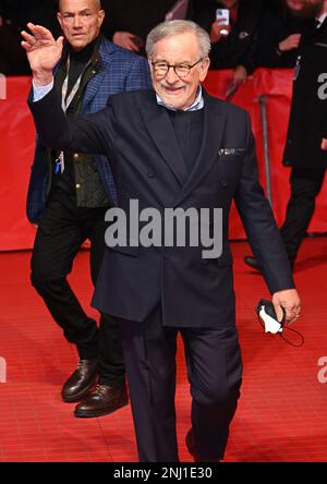 Berlin, Deutschland. 21. Februar 2023. Der amerikanische Regisseur Steven Spielberg geht am Dienstag, den 21. Februar 2023, als Empfänger des Goldenen Bären im Grand Hyatt Hotel auf dem roten Teppich des Berliner Filmfestivals 73. Foto: Rune Hellestad/ Kredit: UPI/Alamy Live News Stockfoto