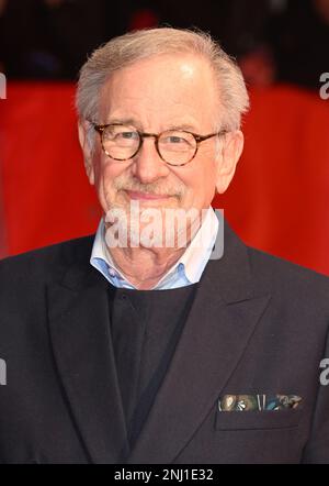 Berlin, Deutschland. 21. Februar 2023. Der amerikanische Regisseur Steven Spielberg geht am Dienstag, den 21. Februar 2023, als Empfänger des Goldenen Bären im Grand Hyatt Hotel auf dem roten Teppich des Berliner Filmfestivals 73. Foto: Rune Hellestad/ Kredit: UPI/Alamy Live News Stockfoto