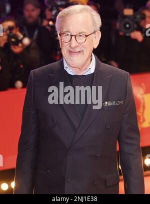 Berlin, Deutschland. 21. Februar 2023. Der amerikanische Regisseur Steven Spielberg geht am Dienstag, den 21. Februar 2023, als Empfänger des Goldenen Bären im Grand Hyatt Hotel auf dem roten Teppich des Berliner Filmfestivals 73. Foto: Rune Hellestad/ Kredit: UPI/Alamy Live News Stockfoto