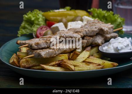 Griechische Souflaki Mit Pommes Frites Stockfoto