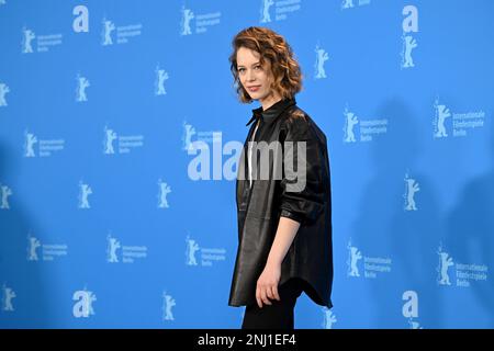 Berlin, Deutschland. 22. Februar 2023. Paula Beer, Schauspielerin, kommt zum Fotoaufruf des Films „Red Sky“, der im Wettbewerb der Berlinale steht. Das Internationale Filmfestival 73. findet vom 16. Bis 26. Februar 2023 in Berlin statt. Kredit: Jens Kalaene/dpa/Alamy Live News Stockfoto