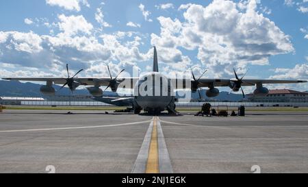 Ein US Marine Corps KC-130J Super Hercules Flugzeug, das VMGR-152 zugewiesen wurde, kehrt nach Fertigstellung des Rim of the Pacific 2022 (RIMPAC 2022) am 4. August 2022 zur Marine Corps Air Station Iwakuni zurück. 26 Nationen, 38 Schiffe, vier U-Boote, mehr als 170 Flugzeuge und 25.000 Mitarbeiter nahmen vom 29. Juni bis zum 4. August an der RIMPAC 2022 in und um die Hawaii-Inseln und Südkalifornien Teil. RIMPAC, die weltweit größte internationale maritime Übung, bietet eine einzigartige Ausbildungsmöglichkeit und fördert und pflegt kooperative Beziehungen unter den Teilnehmern, die für die Gewährleistung der Sicherheit von entscheidender Bedeutung sind Stockfoto