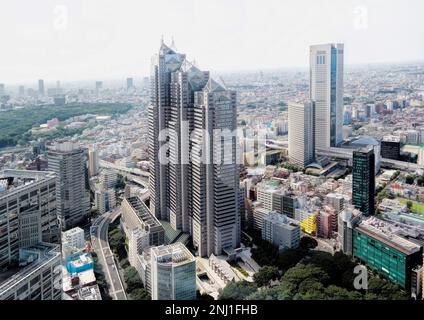 Tokio, Japan - September 2017: Blick auf den Shinjuku Park Tower. Der berühmte wolkenkratzer wurde vom Architekten Kenzo Tange entworfen Stockfoto