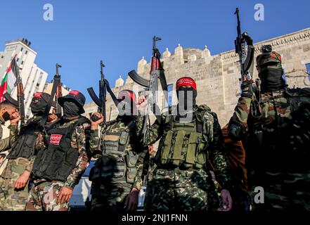 Kämpfer der Demokratischen Front für die Befreiung Palästinas während eines märz anlässlich des 54. Jahrestages ihrer Gründung im südlichen Gazastreifen. Stockfoto