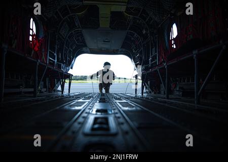 USA Army Staff Sgt. Joshua Skorski, ein CH-47 Chinook Flugingenieur der Bravo Company, 1. Geschwader, 214. General Support Aviation Bataillon, 12. Kampfluftfahrtbrigade, besteigt das Flugzeug vor dem Abflug eines kulturellen Austauschflugs am 4. August 2022 in Tampere, Finnland. Die nächsten Wochen in den USA Soldaten und finnische Truppen werden mehrere Übungen durchführen, um die Beziehungen zu stärken und die Interoperabilität zwischen den beiden Nationen zu fördern. Stockfoto