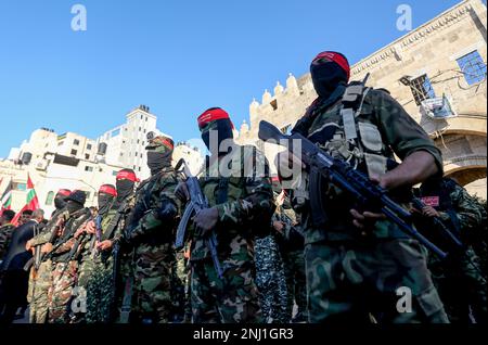 Kämpfer der Demokratischen Front für die Befreiung Palästinas während eines märz anlässlich des 54. Jahrestages ihrer Gründung im südlichen Gazastreifen. (Foto: © Yousef Masoud / SOPA Images/Sipa USA) Stockfoto