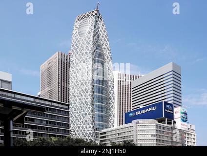 Tokio, Japan - September 2017: Futuristischer Wolkenkratzer des Tokio Mode gakuen Cocoon Tower, entworfen von Noritaka Tange im Geschäftsviertel von Shinjuku Stockfoto