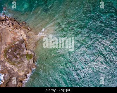 Die Küste. Küste und Klippen des Karibischen Meeres der Dominikanischen Republik vom Gumancito Beach in Puerto Plata. Stockfoto