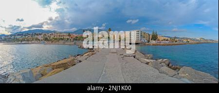 Panorama über den Hafen der italienischen Stadt San Remo bei Sonnenaufgang im Sommer Stockfoto