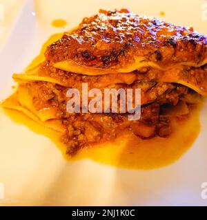 Nahaufnahme von einem Stück Lasagne Bolognese. Stockfoto