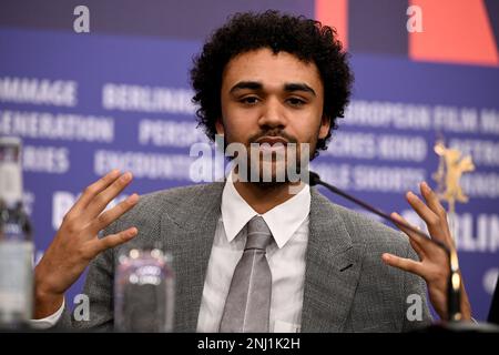 Berlin, Deutschland. 22. Februar 2023. Langston Uibel, Schauspieler, spricht auf der Pressekonferenz des Films "Red Sky", der im Wettbewerb der Berlinale steht. Das Internationale Filmfestival 73. findet vom 16. Bis 26. Februar 2023 in Berlin statt. Kredit: Jens Kalaene/dpa/Alamy Live News Stockfoto