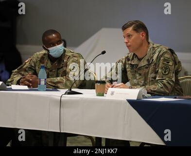 Dr. (Oberst) Jeremy Johnson, richtig, Kommandeur der USA Army Medical Department Activity-Japan, stellt eine Frage, während Sergeant Major Titus Kamau, MEDDAC-J Sergeant Major, anlässlich der Regionalkonferenz des Regional Health Command-Pacific Regional Commander's Conference, 4. August 2022. Befehlshaber und Mitarbeiter der militärischen Behandlungseinrichtungen kamen aus dem ganzen Pazifik, um an der dreitägigen Konferenz auf der Joint Base Pearl Harbor-Hickam, Hawaii, teilzunehmen. Das Regional Health Command-Pacific mit Hauptsitz in Honolulu ist das geografisch am weitesten verstreute Kommando in der Army Medicine und erstreckt sich über mehr als 5.000 Meilen und fünf Zeitzonen Stockfoto