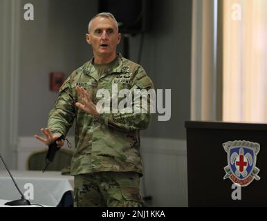 Brigg. General Edward H. Bailey, kommandierender General des Regional Health Command-Pacific, hält Vorträge auf der RHC-P Regional Commander's Conference, 4. August 2022. Befehlshaber und Mitarbeiter der militärischen Behandlungseinrichtungen kamen aus dem ganzen Pazifik, um an der dreitägigen Konferenz auf der Joint Base Pearl Harbor-Hickam, Hawaii, teilzunehmen. Das Regional Health Command-Pacific mit Hauptsitz in Honolulu ist das geografisch am weitesten verstreute Kommando in der Army Medicine und erstreckt sich über mehr als 5.000 Meilen und fünf Zeitzonen über den Pazifik. Das Kommando überwacht die medizinischen Einheiten der Armee im Pazifischen Nordwesten, Alaska, Hawaii, Guam, Stockfoto