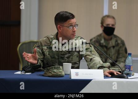 Dr. (Oberst) Jeremy Johnson, richtig, Kommandeur der USA Army Medical Department Activity-Alaska, stellt eine Frage während der Regional Health Command-Pacific Regional Commander's Conference, 4. August 2022. Befehlshaber und Mitarbeiter der militärischen Behandlungseinrichtungen kamen aus dem ganzen Pazifik, um an der dreitägigen Konferenz auf der Joint Base Pearl Harbor-Hickam, Hawaii, teilzunehmen. Das Regional Health Command-Pacific mit Hauptsitz in Honolulu ist das geografisch am weitesten verstreute Kommando in der Army Medicine und erstreckt sich über mehr als 5.000 Meilen und fünf Zeitzonen über den Pazifik. Das Kommando überwacht die Armeeeinheiten im Pa Stockfoto