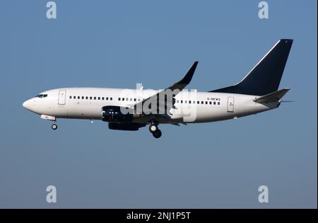 Eine Boeing 737-76N 2Excel Aviation nähert sich dem Flughafen London Gatwick Stockfoto