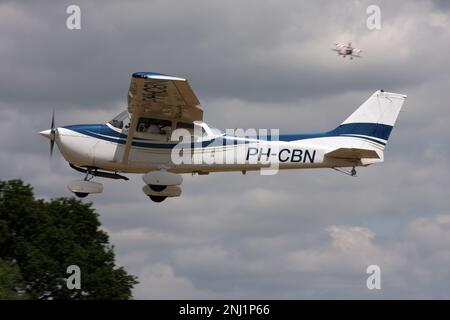 Ein Reims-Cessna F172N Skyhawk II verlässt den Flugplatz Headcorn Kent England Stockfoto