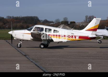 Ein Piper PA-28-161 Warrior II an der Ausfahrt am Brighton City Airport Stockfoto