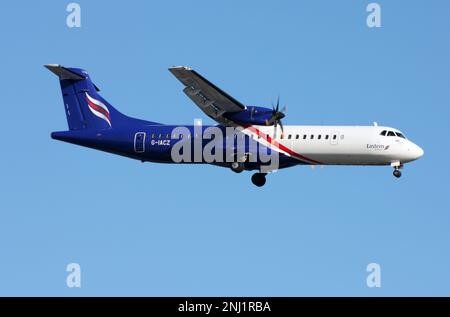 Eine ATR 72-600 von Eastern Airways nähert sich dem Flughafen London Gatwick Stockfoto