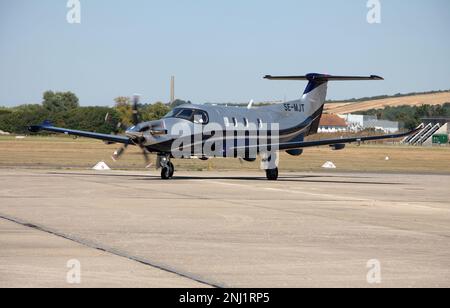 Ein einmotoriges Pilatus PC-12 Executive-Flugzeug auf der Rampe am Brighton City Airport Stockfoto