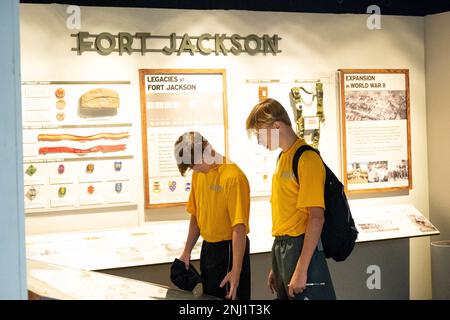 Navy Junior Reserve Officer Training Corps Kadetten der South Aiken High School, S.C., sehen ein Waage-Modell von Fort Jackson, als es ursprünglich Camp Jackson hieß, während sie das Basic Combat Training Museum vom 4. August besichtigen. Die Kadetten besichtigten die Anlage, um ein Gefühl dafür zu bekommen, wie die Armee Zivilisten in Soldaten verwandelt. Stockfoto